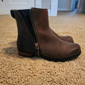 Womens Sorel Emelie Waterproof Side Zip Boots size 7